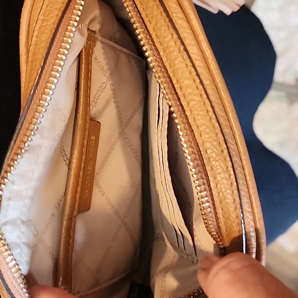 Michael Kors cross body Camera bag. - Picture 5 of 8